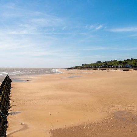 Hotel 6 Berth Caravan With Decking At Martello Beach Holiday Park In Essex Ref 29016Y Clacton-on-Sea Zewnętrze zdjęcie