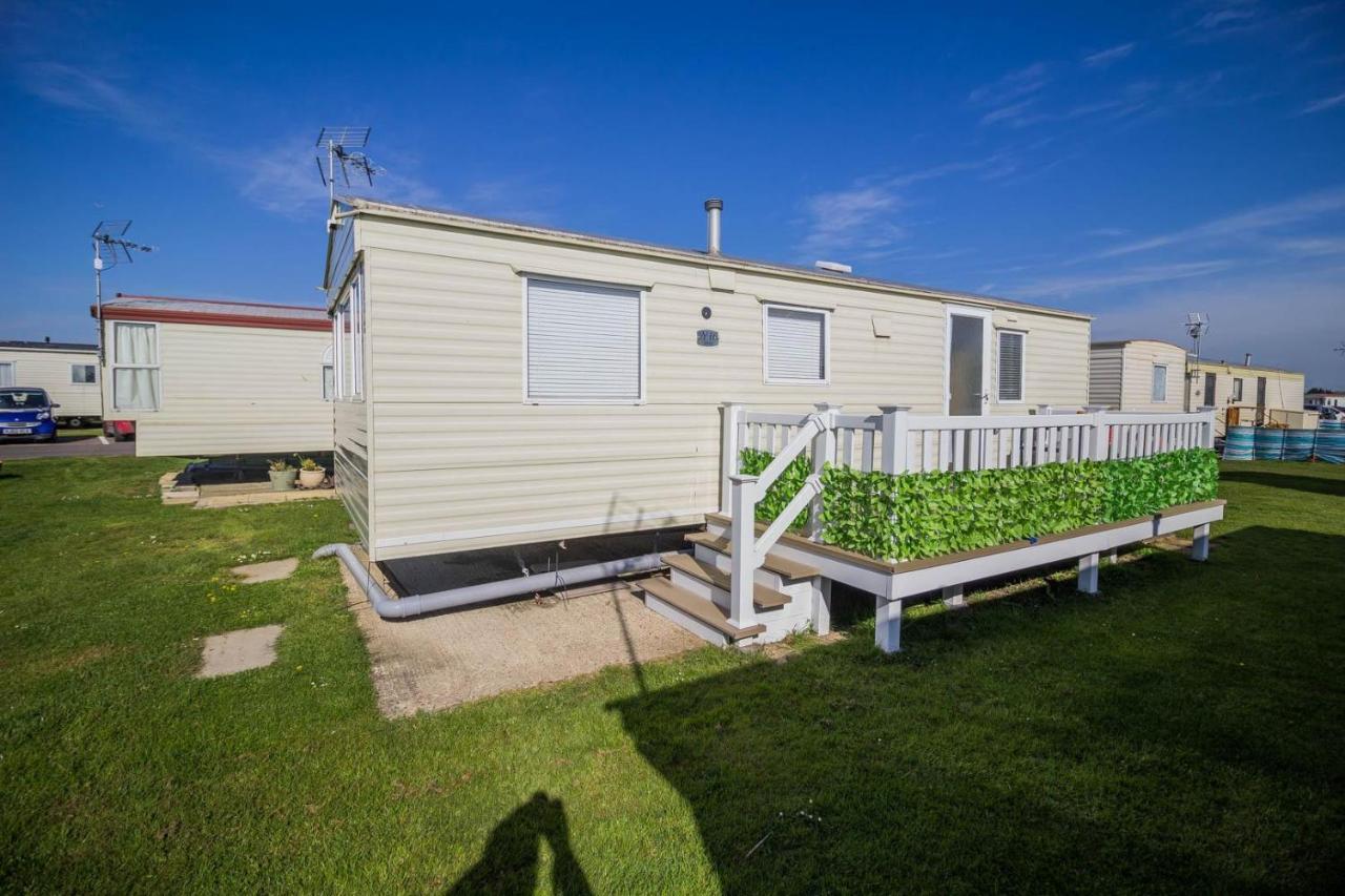 Hotel 6 Berth Caravan With Decking At Martello Beach Holiday Park In Essex Ref 29016Y Clacton-on-Sea Zewnętrze zdjęcie
