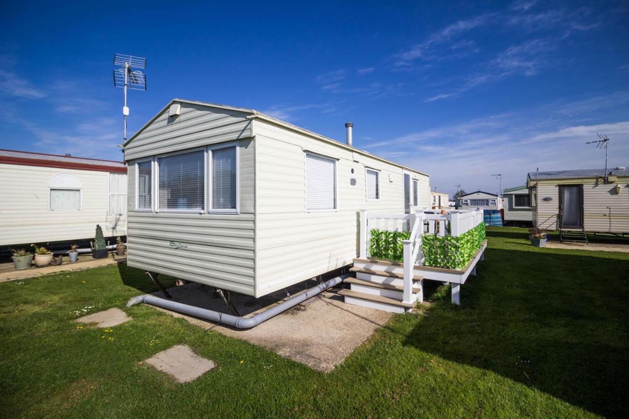 Hotel 6 Berth Caravan With Decking At Martello Beach Holiday Park In Essex Ref 29016Y Clacton-on-Sea Zewnętrze zdjęcie