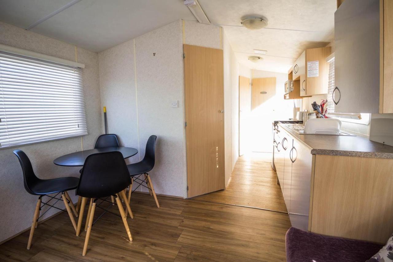 Hotel 6 Berth Caravan With Decking At Martello Beach Holiday Park In Essex Ref 29016Y Clacton-on-Sea Zewnętrze zdjęcie