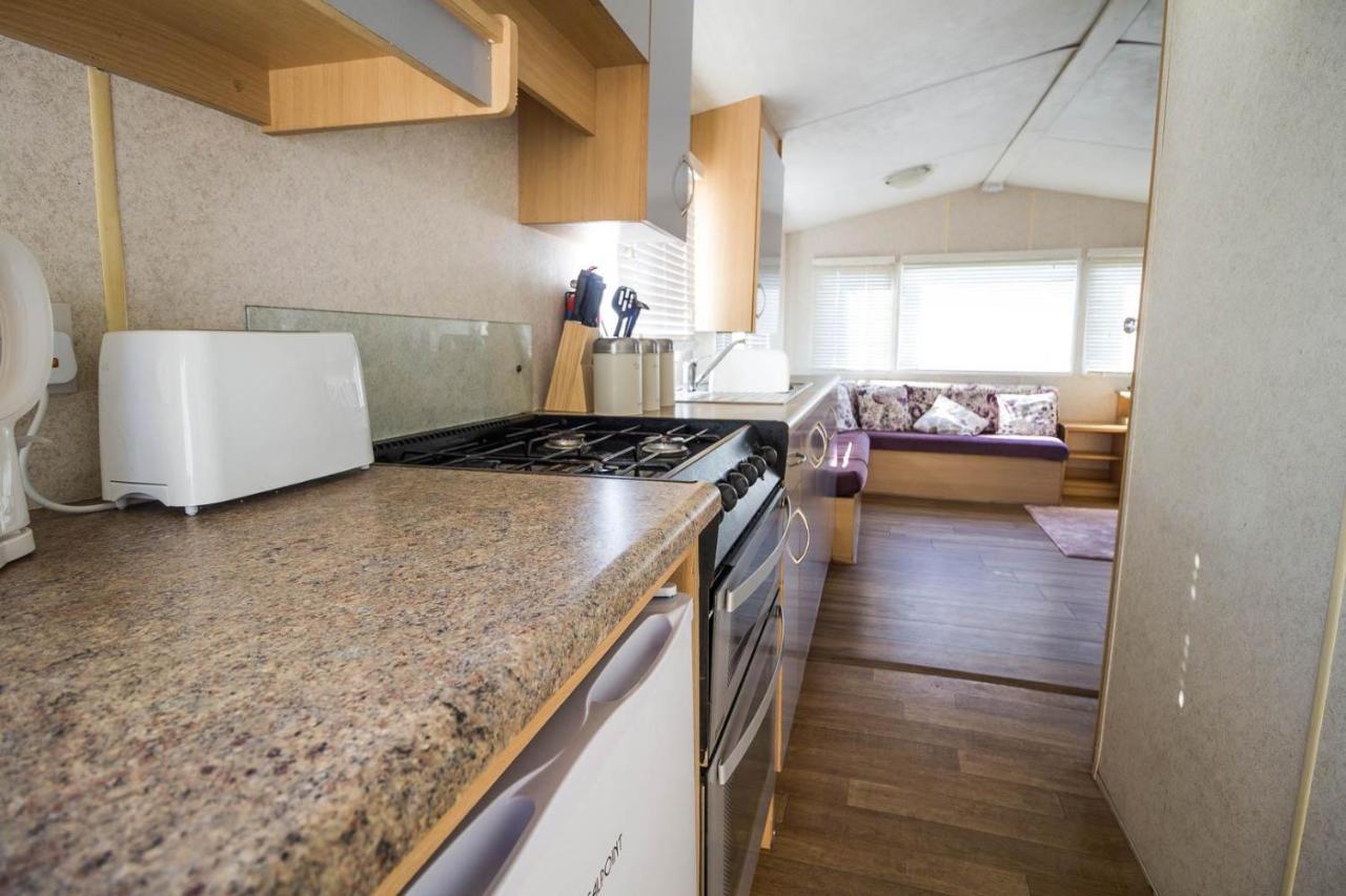 Hotel 6 Berth Caravan With Decking At Martello Beach Holiday Park In Essex Ref 29016Y Clacton-on-Sea Zewnętrze zdjęcie