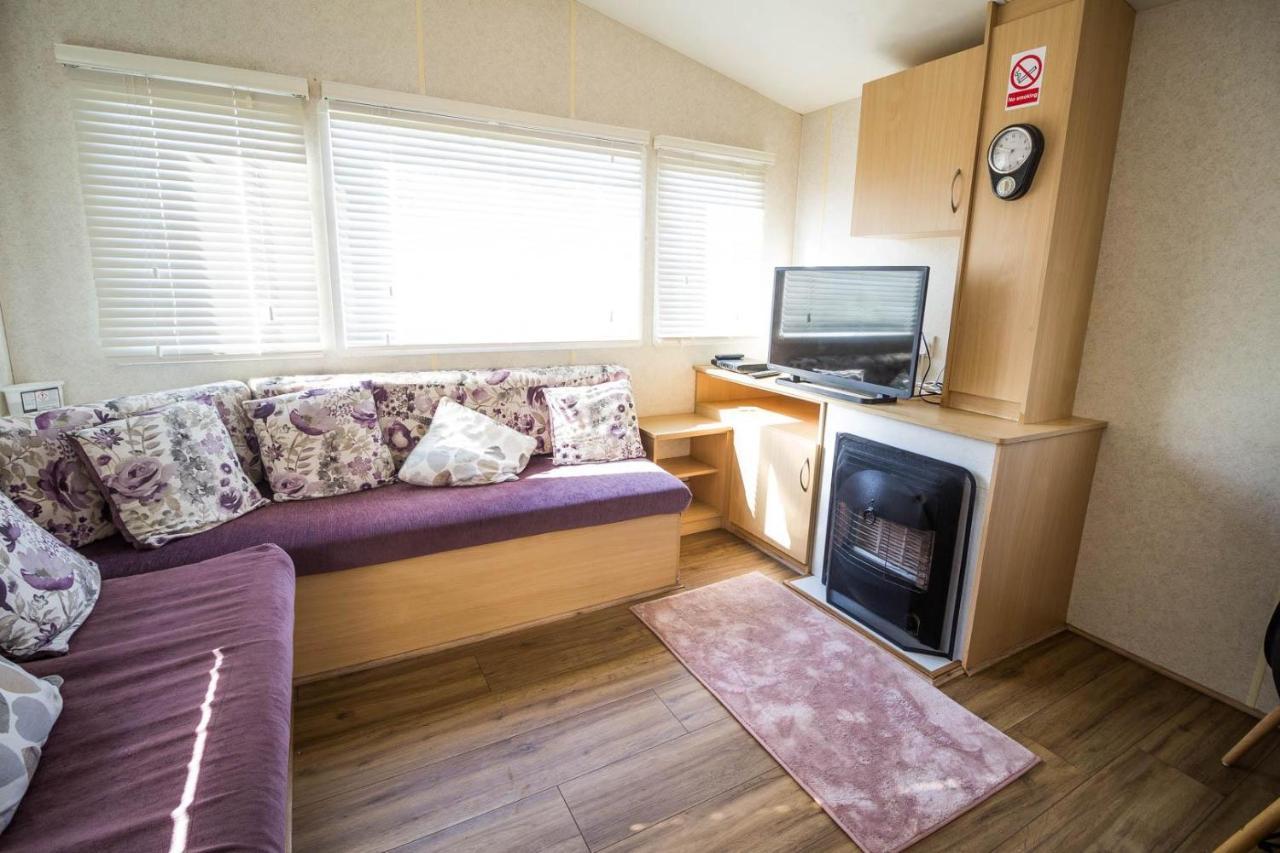 Hotel 6 Berth Caravan With Decking At Martello Beach Holiday Park In Essex Ref 29016Y Clacton-on-Sea Zewnętrze zdjęcie