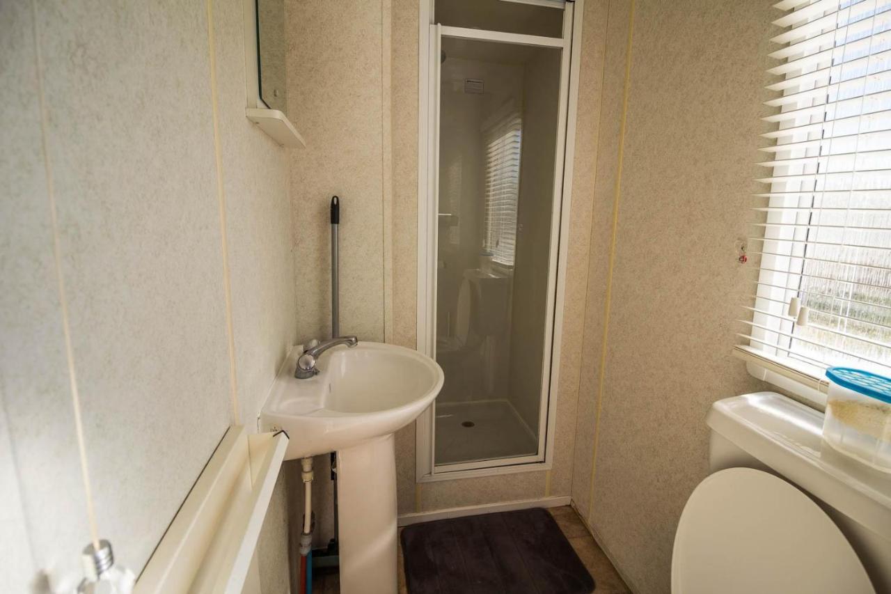 Hotel 6 Berth Caravan With Decking At Martello Beach Holiday Park In Essex Ref 29016Y Clacton-on-Sea Zewnętrze zdjęcie