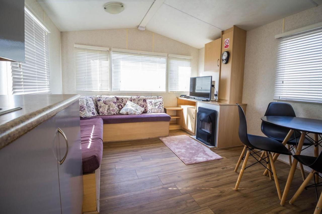 Hotel 6 Berth Caravan With Decking At Martello Beach Holiday Park In Essex Ref 29016Y Clacton-on-Sea Zewnętrze zdjęcie