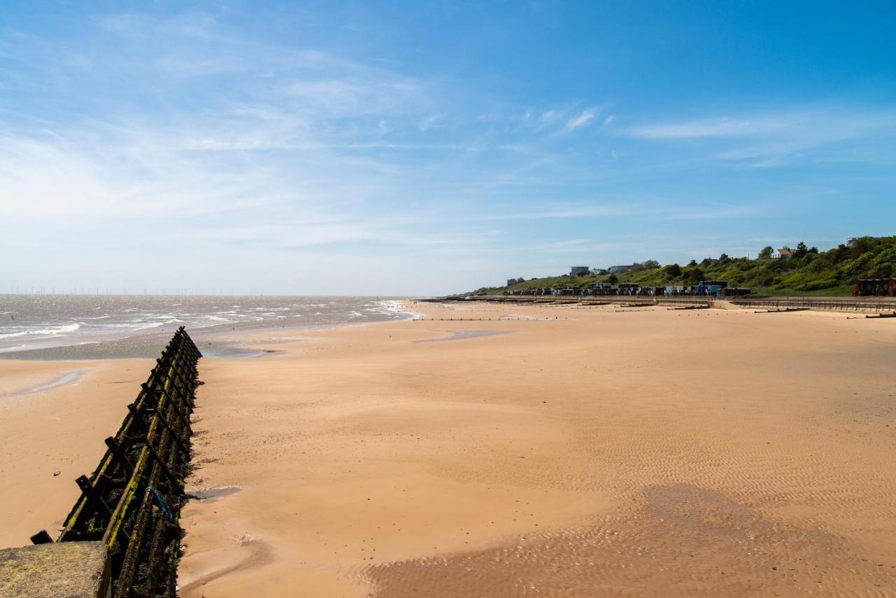 Hotel 6 Berth Caravan With Decking At Martello Beach Holiday Park In Essex Ref 29016Y Clacton-on-Sea Zewnętrze zdjęcie